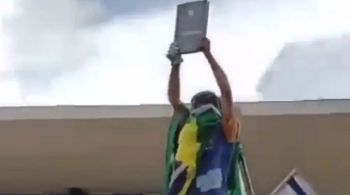 A cena dos vândalos roubando uma réplica da Constituição circulou o país. O objeto foi recuperado dias depois pela Polícia Federal em São Lourenço (MG) com um dos golpistas