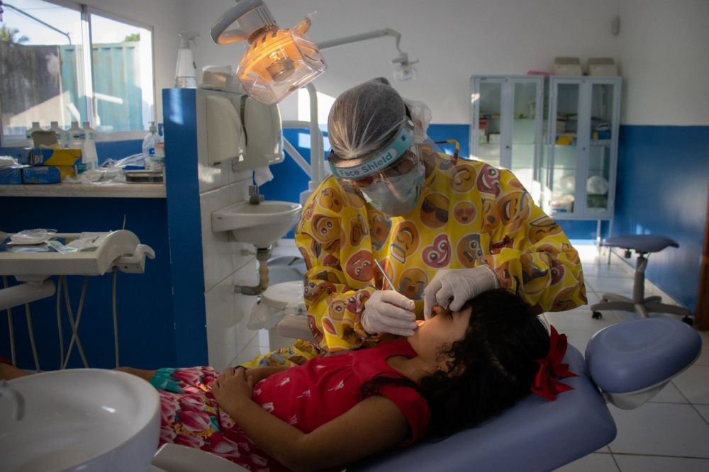 Pesquisadora Jenny Abanto examina dentes de criança participante do Estudo MINA, em Cruzeiro do Sul, no Acre