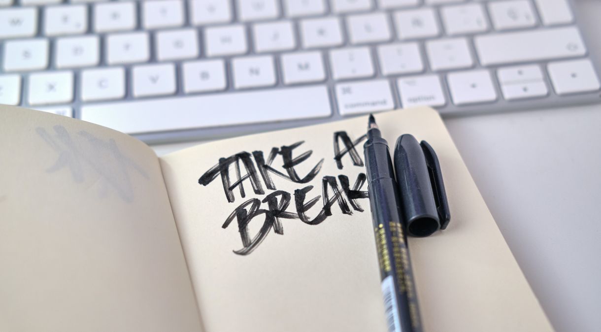 "Take a break" (dê um tempo): não fazer uma pausa pode ser perigoso para a saúde, de acordo com a OMS