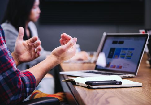 Semana de 4 dias de trabalho tem aumento de produtividade e redução no estresse, mostram testes