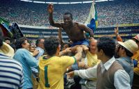 Dois em cada três brasileiros consideram Pelé o melhor jogador da história