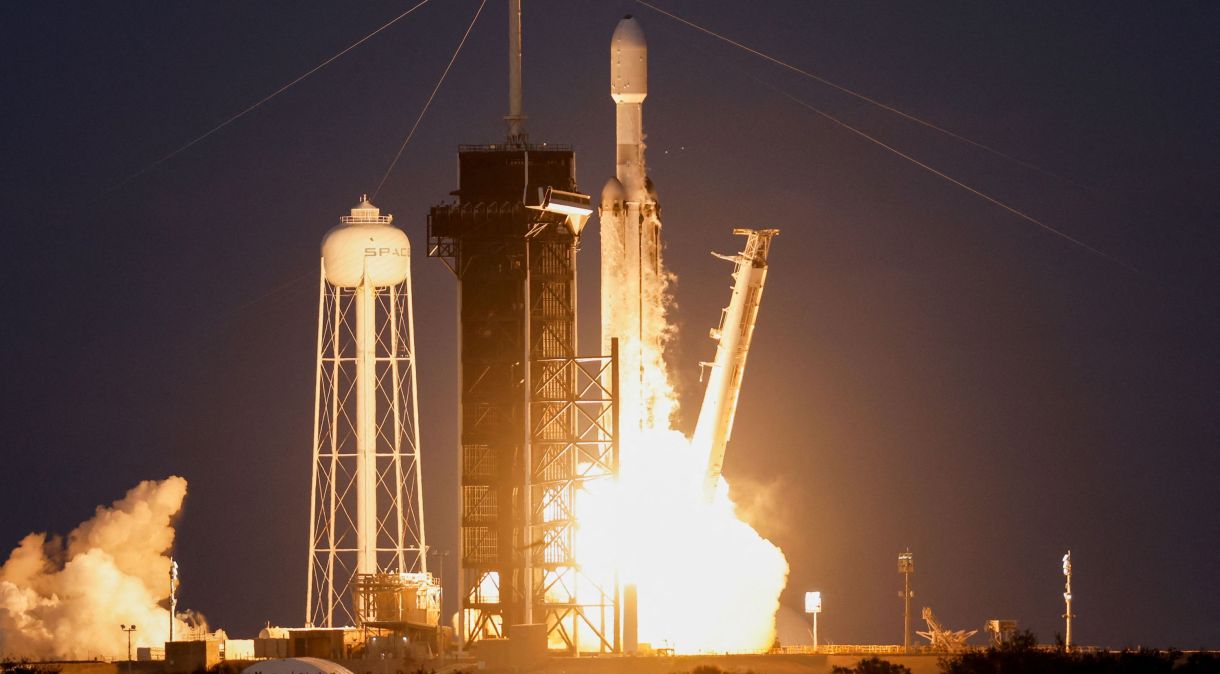O foguete da SpaceX Falcon Heavy é lançado na missão secreta USSF-67 para a Força Espacial dos EUA em Cabo Canaveral, na Flórida