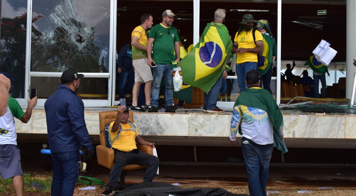 Manifestantes bolsonaristas invadem o Congresso Nacional em 8 de janeiro