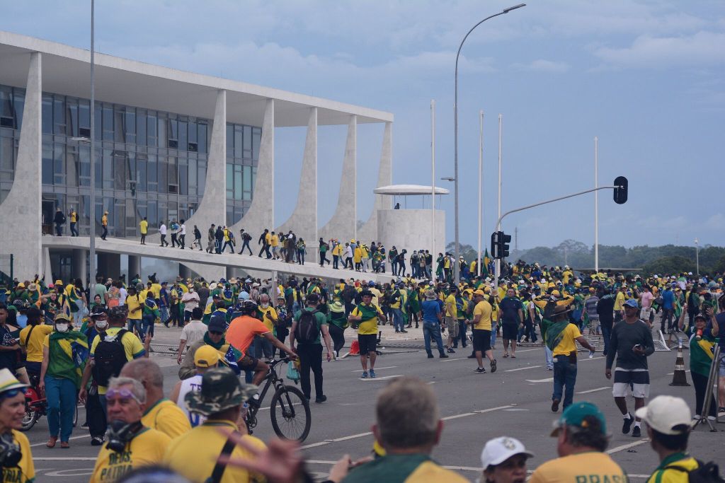 Atos criminosos contra os Três Poderes em Brasília