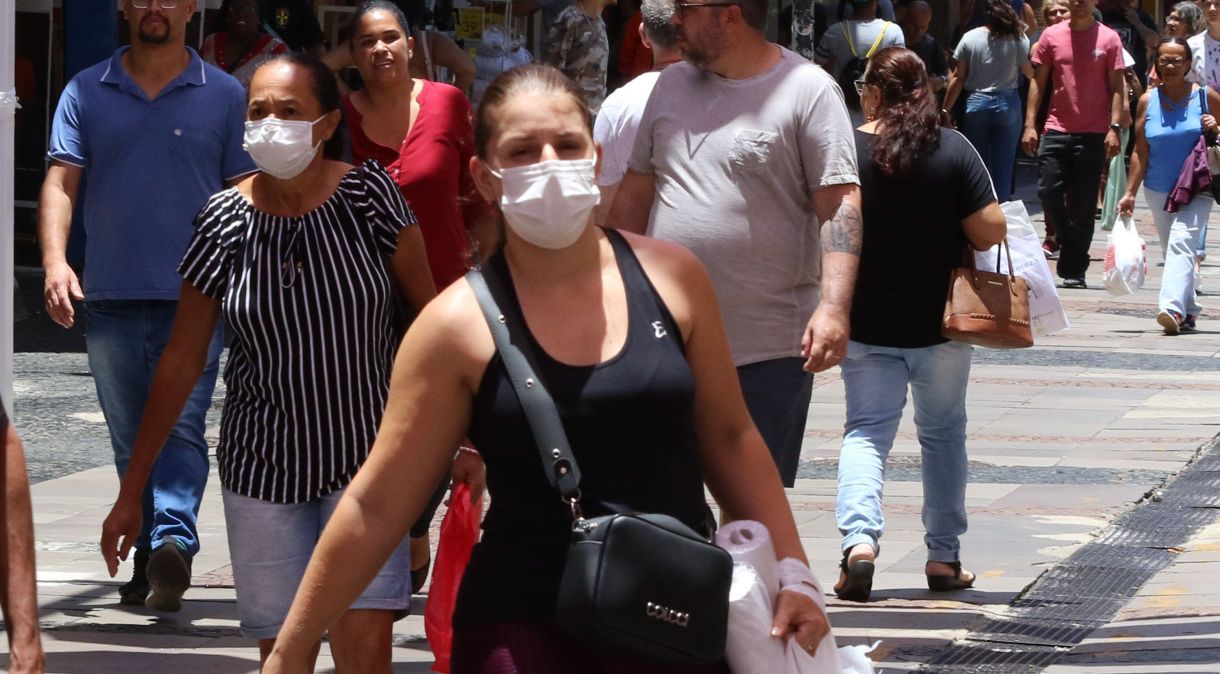 Pessoas circulam de máscara pelo centro de Campinas (SP)