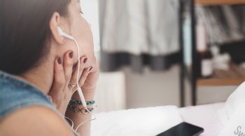 Resultados sugerem que ouvir música pode ser um meio de modular o estresse e o humor durante períodos psicologicamente exigentes, afirmam pesquisadores