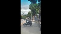 Morador de rua joga pedras contra viatura e é baleado por PMs em Goiás; veja vídeo