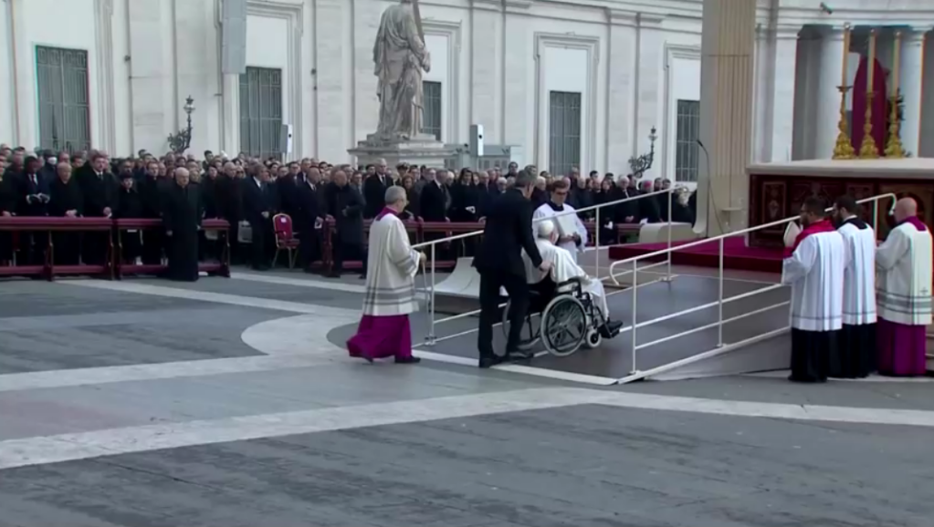 Papa Francisco chega em cadeira de rodas para funeral do papa emérito Bento XVI