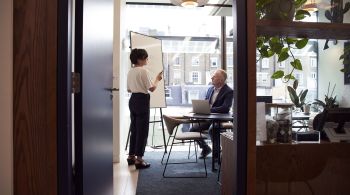 Medida pretende combater desigualdades entre homens e mulheres que ocupam mesmo cargo e vale para empresas de mais de 100 colaboradores