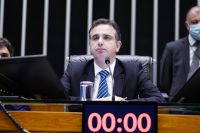 Pacheco entrega à PGR representações contra criminosos que vandalizaram o Congresso