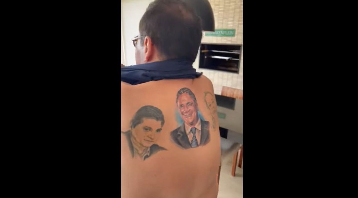 Senador Jorge Kajuru fez tatuagem em homenagem a Alvaro Dias