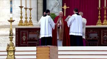 Pontífice presidiu cerimônia de despedida de papa emérito diante de dezenas de milhares de pessoas enlutadas na praça de São Pedro 