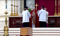 Papa Francisco compara Bento XVI a Jesus em funeral no Vaticano diante de milhares