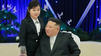 O líder norte-coreano levou a menina de cerca de 9 anos para um banquete luxuoso em um quartel militar na terça-feira (7)