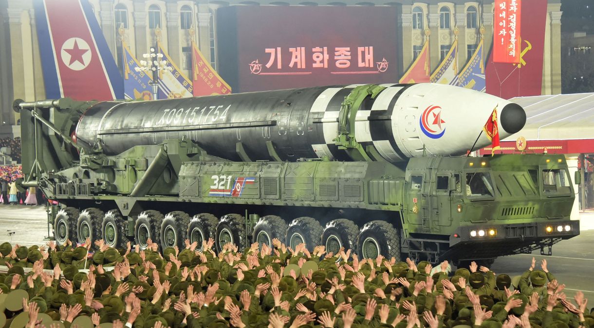 Míssil é exibido durante desfile militar para comemorar o aniversário de 75 anos do Exército da Coreia do Norte, em Pyongyang - 08/02/2023