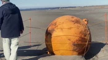 A esfera tem cerca de 1,5m de diâmetro e, segundo as autoridades japonesas, não representa uma ameaça para a comunidade