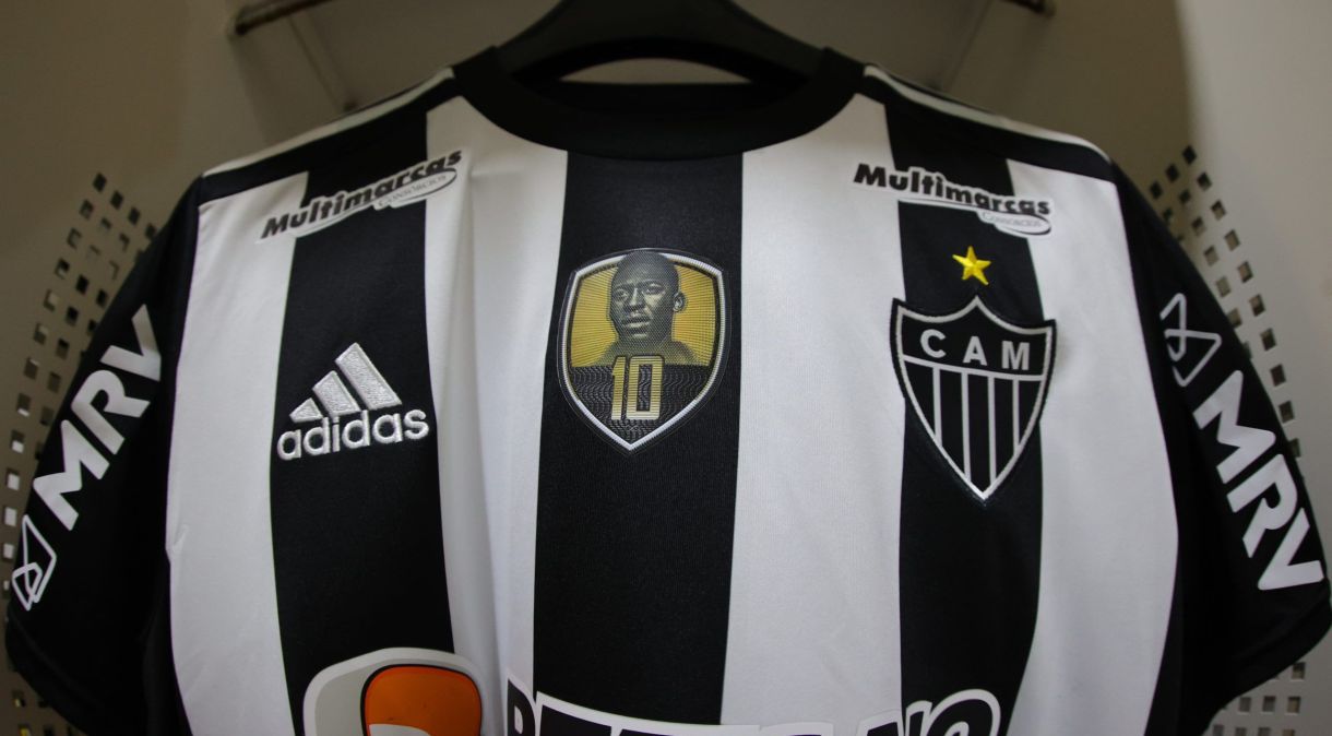 Camisas do Atlético-MG vão a leilão para ajudar jornalista
