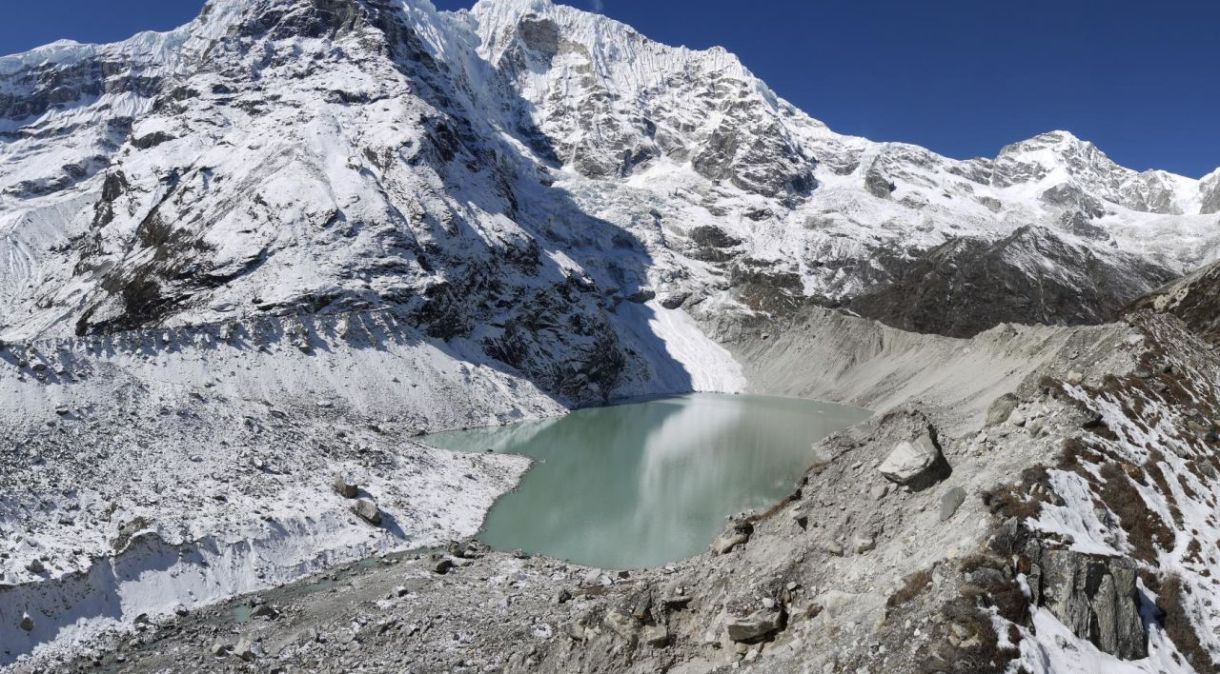 Dig Tsho no vale Langmoche, Khumbu Himal, Nepal. Este lago rompeu 1985 devido a uma onda de impulso induzida por avalanche de gelo, causando danos catastróficos