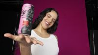 Coca-Cola lança novo sabor nos EUA em parceria com vencedora do Grammy Rosalía