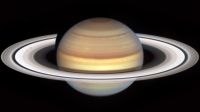 Telescópio Hubble captura “raios” misteriosos deslizando pelos anéis de saturno