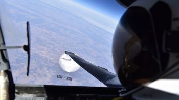 A foto mostra a sombra da aeronave no balão e uma imagem nítida da carga útil do objeto que atravessava o território americano