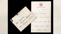 Carta escrita pelo rei Charles III para sua “avó” em 1955 é encontrada na Inglaterra