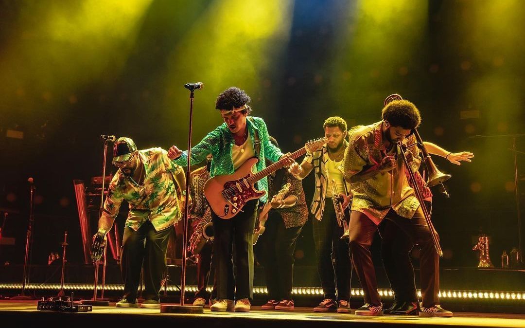 Bruno Mars e sua banda durante show solo em Tóquio, em outubro de 2022.
