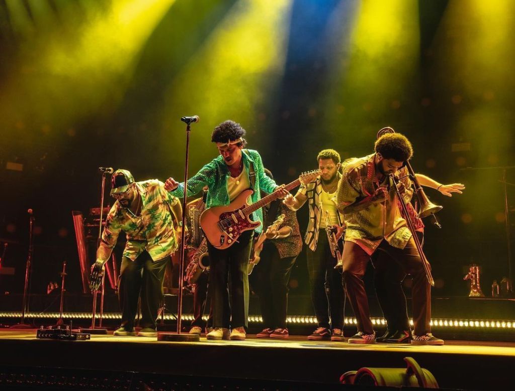 Bruno Mars e sua banda durante show solo em Tóquio, em outubro de 2022.