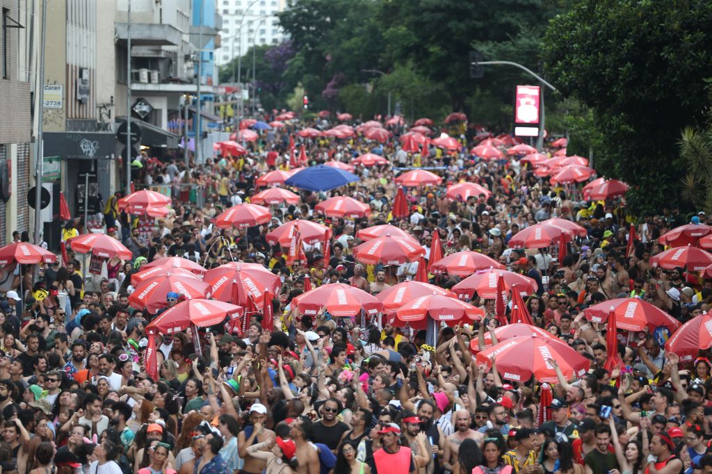 Foliões curtem o Carnaval de rua de São Paulo no bloco Acadêmicos do Baixo Augusta, um dos maiores da cidade.