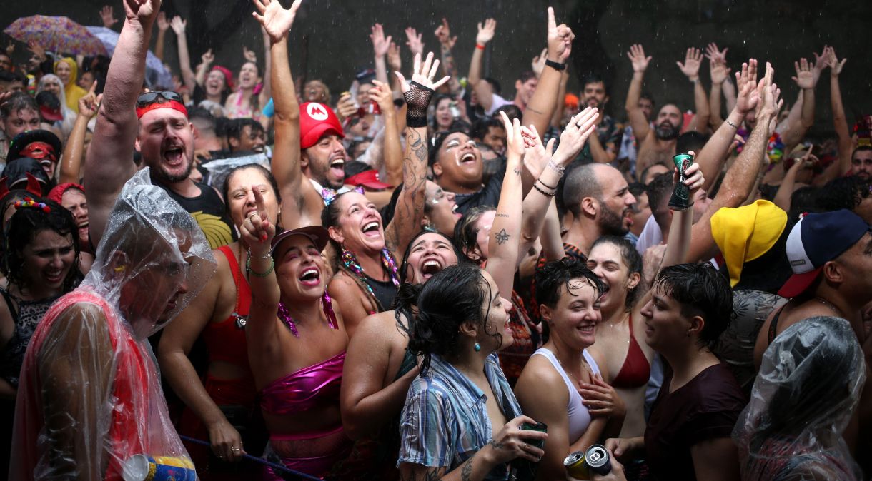 Foliões curtem o Carnaval de rua de São Paulo no bloco Acadêmicos do Baixo Augusta, um dos maiores da cidade