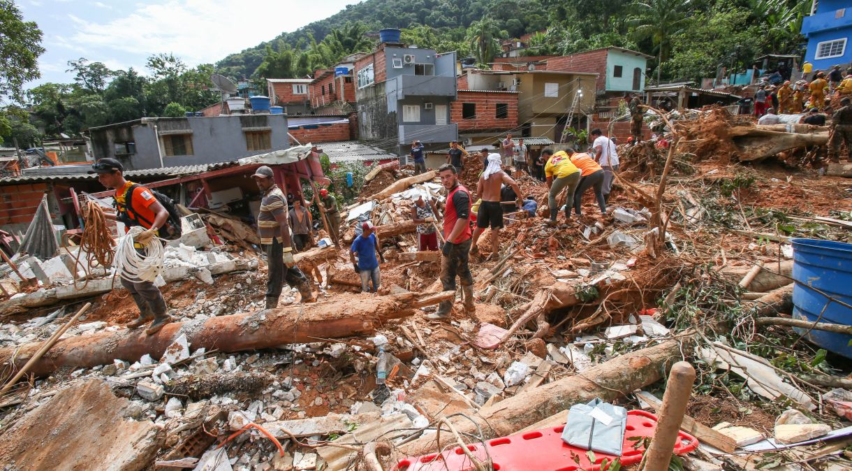 Agentes da Defesa Civil em ação conjunta com equipes de resgate no entorno das casas da Vila Sahy, antiga Vila Baiana, em São Sebastião