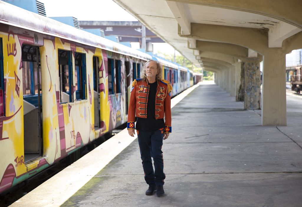 Alceu Valença em ensaio fotográfico para lançamento de regravação de "Estação da Luz"