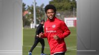 Internacional fecha com o atacante Luiz Adriano