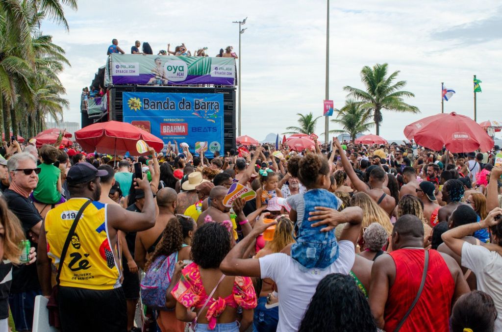 O bloco da Banda da Barra desfila e arrasta foliões pela orla da Barra da Tijuca, na Zona Oeste do Rio de Janeiro, na tarde de domingo (12) de pré-Carnaval.