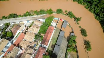 Segundo a prefeitura, os temporais desalojaram a população local e provocaram a destruição de pontes, transbordamento de rios, interdição de estradas, além de riscos de deslizamentos