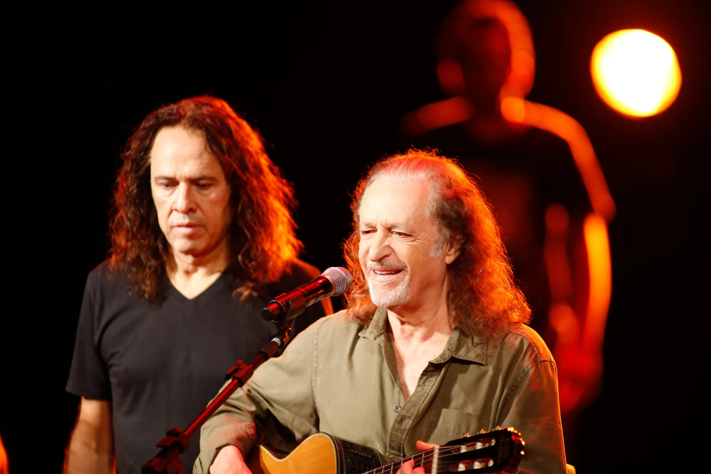 Alceu Valença em apresentação com o guitarrista Paulo Rafael.