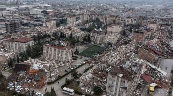 Mais de dois dias depois que o terremoto e tremores secundários abalaram a cidade de Kahramanmaras, equipes de resgate continuam a vasculhar os escombros