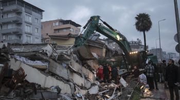 Fortes terremotos atingiram a Turquia e a Síria na madrugada de segunda-feira (6), deixando milhares de mortos, feridos e desabrigados; comunidade internacional se junta para auxiliar