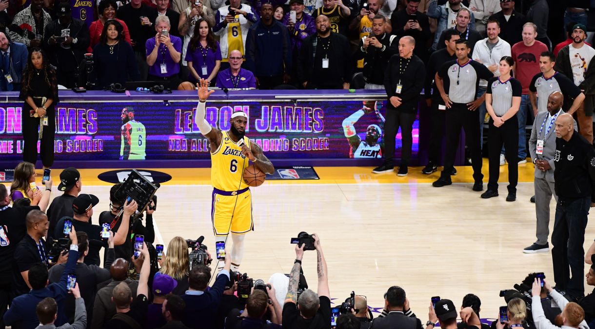 LeBron James #6 do Los Angeles Lakers acena para os fãs depois de quebrar o recorde de todos os tempos de Kareem Abdul-Jabbars marcando 38.388 pontos durante o jogo contra o Oklahoma City Thunder em 7 de fevereiro de 2023 no Crypto.Com Arena em Los Angeles, Califórnia