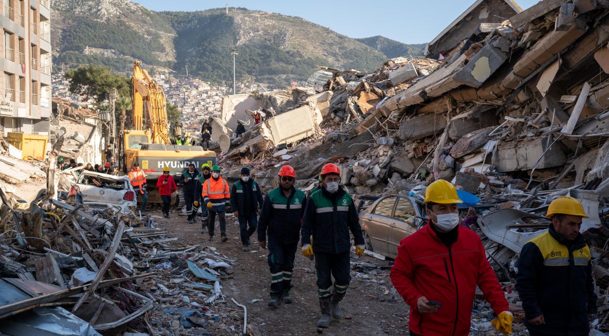 Prédios inteiros desabaram durante terremoto que atingiu o sul da Turquia
