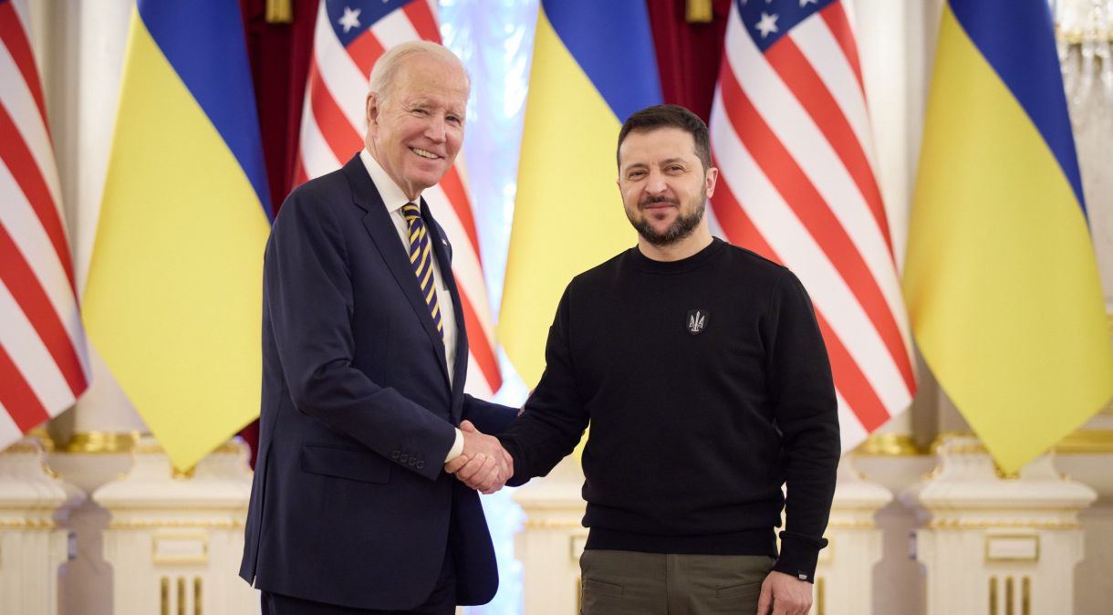 Joe Biden se encontra com o presidente ucraniano Volodymyr Zelensky no palácio presidencial ucraniano em 20 de fevereiro de 2023 em Kiev.