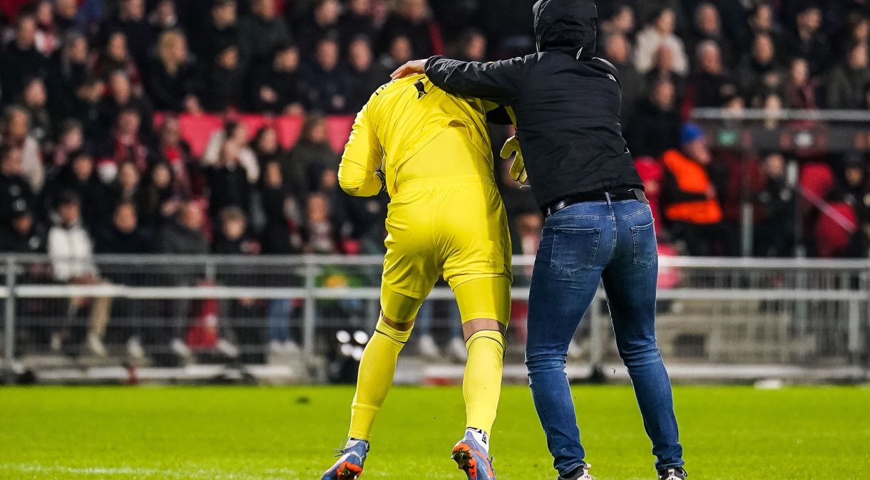 Goleiro do Sevilla, Marko Dmitrović é agredido por invasor de campo durante partida da Liga Europa contra o PSV Eindhoven