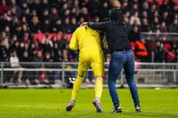 Goleiro do Sevilla é agredido por torcedor durante partida da Liga Europa