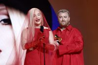 Kim Petras agradece artistas trans em vitória histórica no Grammy por “Unholy” com Sam Smith