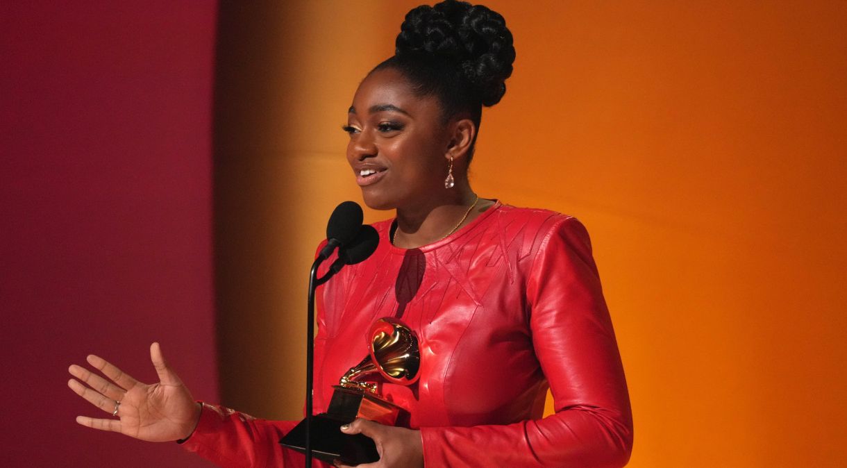 Samara Joy discursa após receber o prêmio de artista revelação do 65º Grammy Awards.