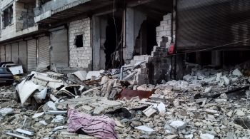 Equipe de voluntários de resgate no Noroeste da Síria tem trabalhado noite e dia, retirando sobreviventes dos escombros e procurando por sinais de vida, afirma líder dos Capacetes Brancos