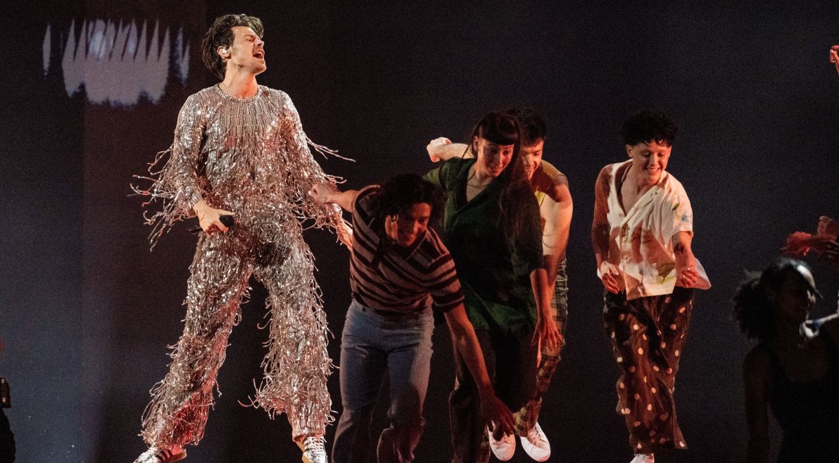 Harry Styles com seus dançarinos em performance no Grammy 2023