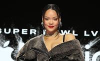 Afastada dos palcos, Rihanna se prepara para o show do intervalo do Super Bowl