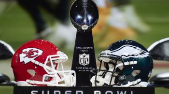 Kansas City Chiefs e Philadelphia Eagles disputam a grande final da NFL; evento também será marcado pelo primeiro duelo de quarterbacks negros e por show da cantora Rihanna