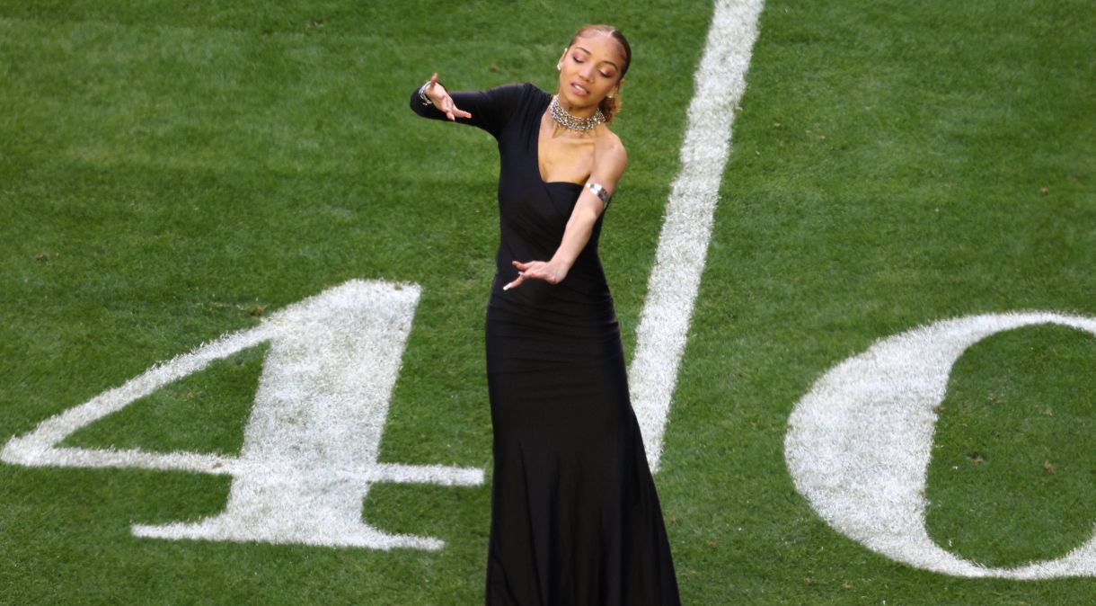 Justina Miles canta "Lift Every Voice and Sing" em linguagem de sinais americana antes do Super Bowl LVII entre o Kansas City Chiefs e o Philadelphia Eagles, no State Farm Stadium, em Glendale, Arizona.